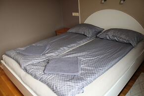 Stóri-Bakki Guesthouse with hot tub