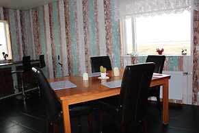 Stóri-Bakki Guesthouse with hot tub