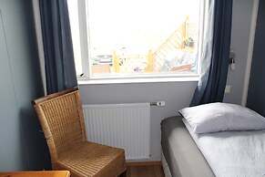 Stóri-Bakki Guesthouse with hot tub