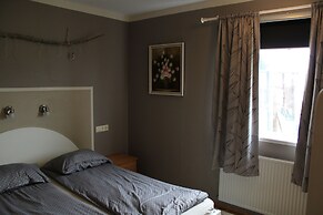 Stóri-Bakki Guesthouse with hot tub