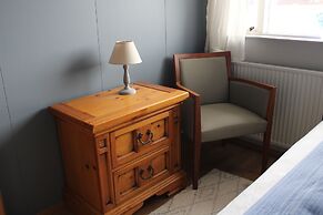 Stóri-Bakki Guesthouse with hot tub