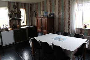 Stóri-Bakki Guesthouse with hot tub