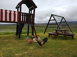 Stóri-Bakki Guesthouse with hot tub