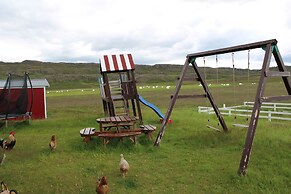 Stóri-Bakki Guesthouse with hot tub
