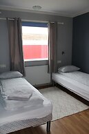 Stóri-Bakki Guesthouse with hot tub