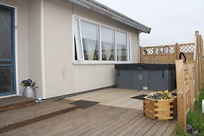 Stóri-Bakki Guesthouse with hot tub