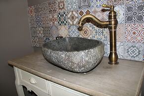 Stóri-Bakki Guesthouse with hot tub