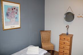 Stóri-Bakki Guesthouse with hot tub