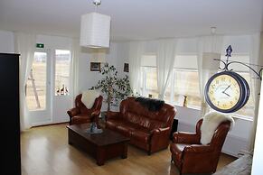 Stóri-Bakki Guesthouse with hot tub