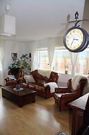 Stóri-Bakki Guesthouse with hot tub