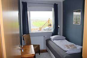 Stóri-Bakki Guesthouse with hot tub