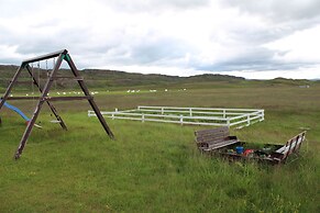 Stóri-Bakki Guesthouse with hot tub