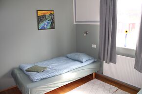 Stóri-Bakki Guesthouse with hot tub