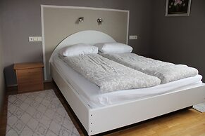 Stóri-Bakki Guesthouse with hot tub