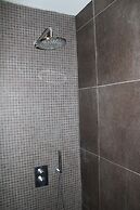 Stóri-Bakki Guesthouse with hot tub