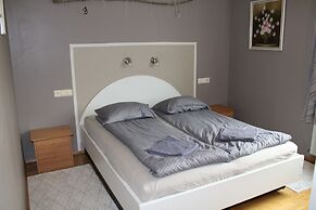 Stóri-Bakki Guesthouse with hot tub