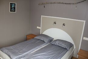 Stóri-Bakki Guesthouse with hot tub