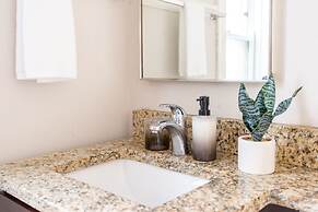 1BR Getaway Apt Modern in Lincoln Square