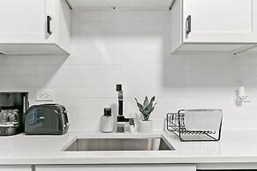 Comfy & Stylish 2BR 1BA in West Town
