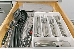 Comfy & Stylish 2BR 1BA in West Town