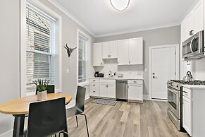 Comfy & Stylish 2BR 1BA in West Town