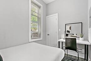 Comfy & Stylish 2BR 1BA in West Town
