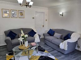 Modern 2-bed Home - Private Garden, Parking & Wifi