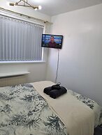 Modern 2-bed Home - Private Garden, Parking & Wifi