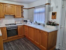 Modern 2-bed Home - Private Garden, Parking & Wifi