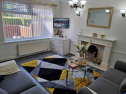Modern 2-bed Home - Private Garden, Parking & Wifi
