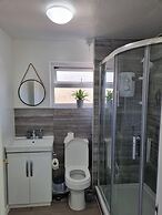 Modern 2-bed Home - Private Garden, Parking & Wifi