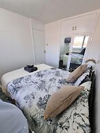 Modern 2-bed Home - Private Garden, Parking & Wifi