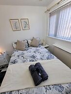 Modern 2-bed Home - Private Garden, Parking & Wifi