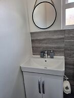 Modern 2-bed Home - Private Garden, Parking & Wifi