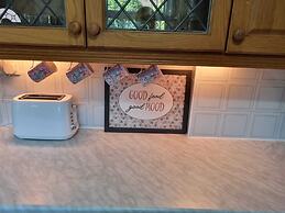 Modern 2-bed Home - Private Garden, Parking & Wifi