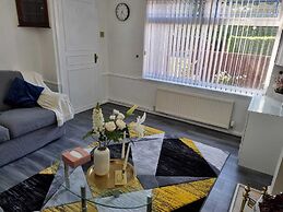 Modern 2-bed Home - Private Garden, Parking & Wifi