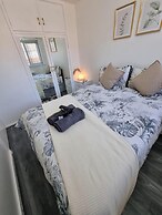 Modern 2-bed Home - Private Garden, Parking & Wifi