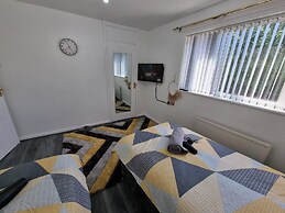 Modern 2-bed Home - Private Garden, Parking & Wifi
