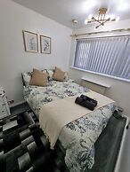 Modern 2-bed Home - Private Garden, Parking & Wifi