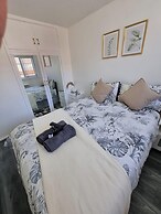 Modern 2-bed Home - Private Garden, Parking & Wifi