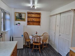 Modern 2-bed Home - Private Garden, Parking & Wifi