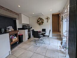 Cozy Cottage Close to Haworth Sleeps 2 With Garden