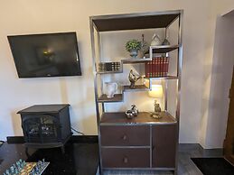 Cozy Cottage Close to Haworth Sleeps 2 With Garden