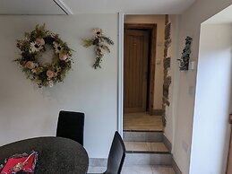 Cozy Cottage Close to Haworth Sleeps 2 With Garden