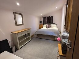 Cozy Cottage Close to Haworth Sleeps 2 With Garden