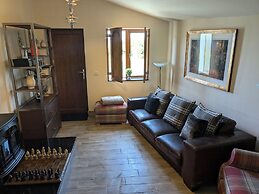 Cozy Cottage Close to Haworth Sleeps 2 With Garden