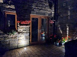 Cozy Cottage Close to Haworth Sleeps 2 With Garden