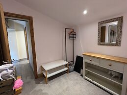 Cozy Cottage Close to Haworth Sleeps 2 With Garden