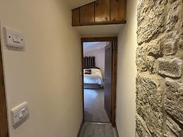 Cozy Cottage Close to Haworth Sleeps 2 With Garden