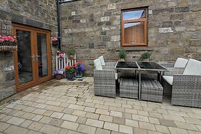 Cozy Cottage Close to Haworth Sleeps 2 With Garden